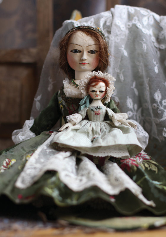 Mordvinkova’s Queen Anne-style dolls.